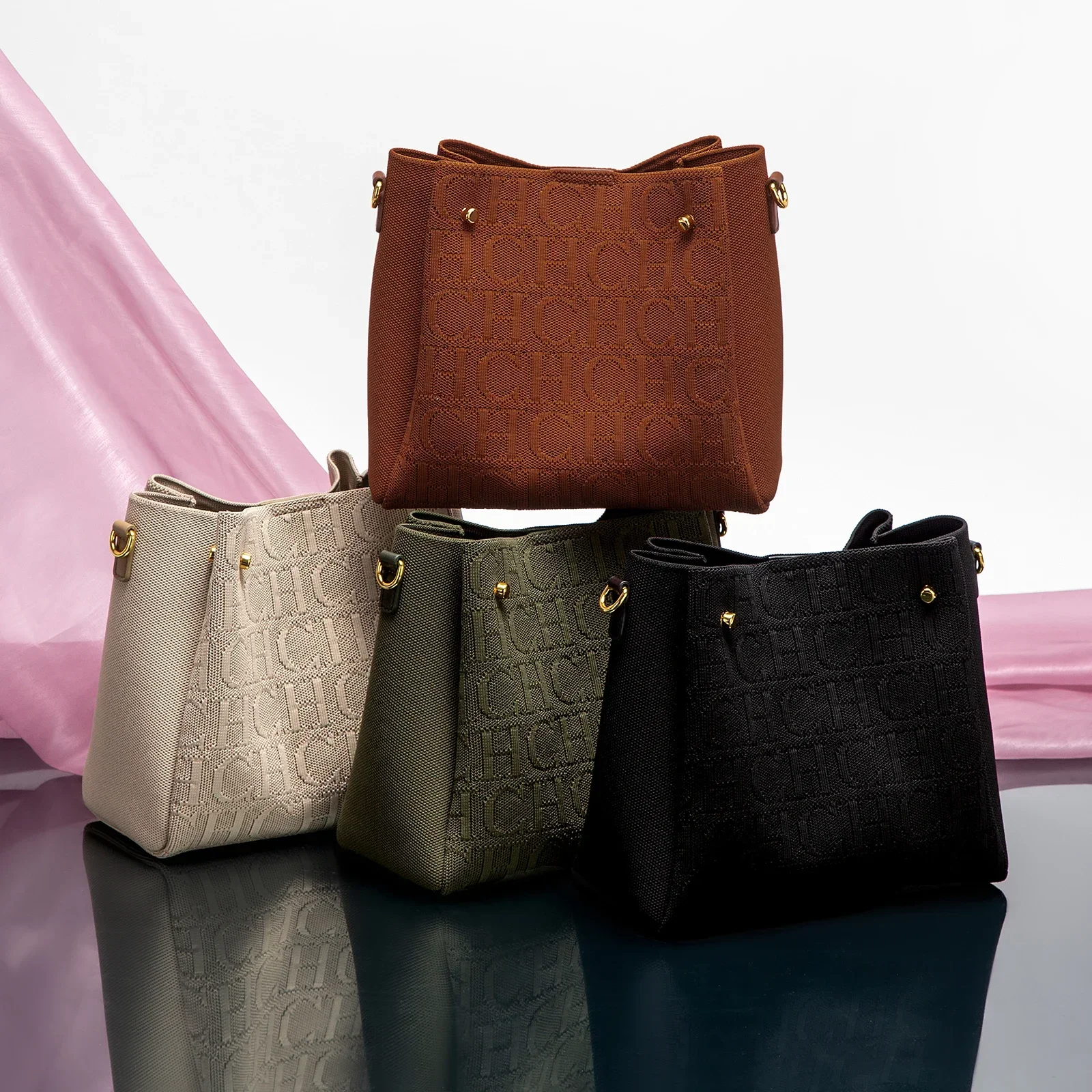 تصميم CH الأنيق لحقيبة كروسبودي بحبل، تجسد العلامة...