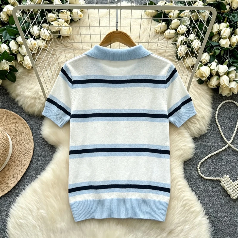 Maglione a Collo Polo a Righe per Donna, Blu e Bianco con Ricamo Cuore Nero, Manica Corta, Elasticizzato e Aderente - immagine 2