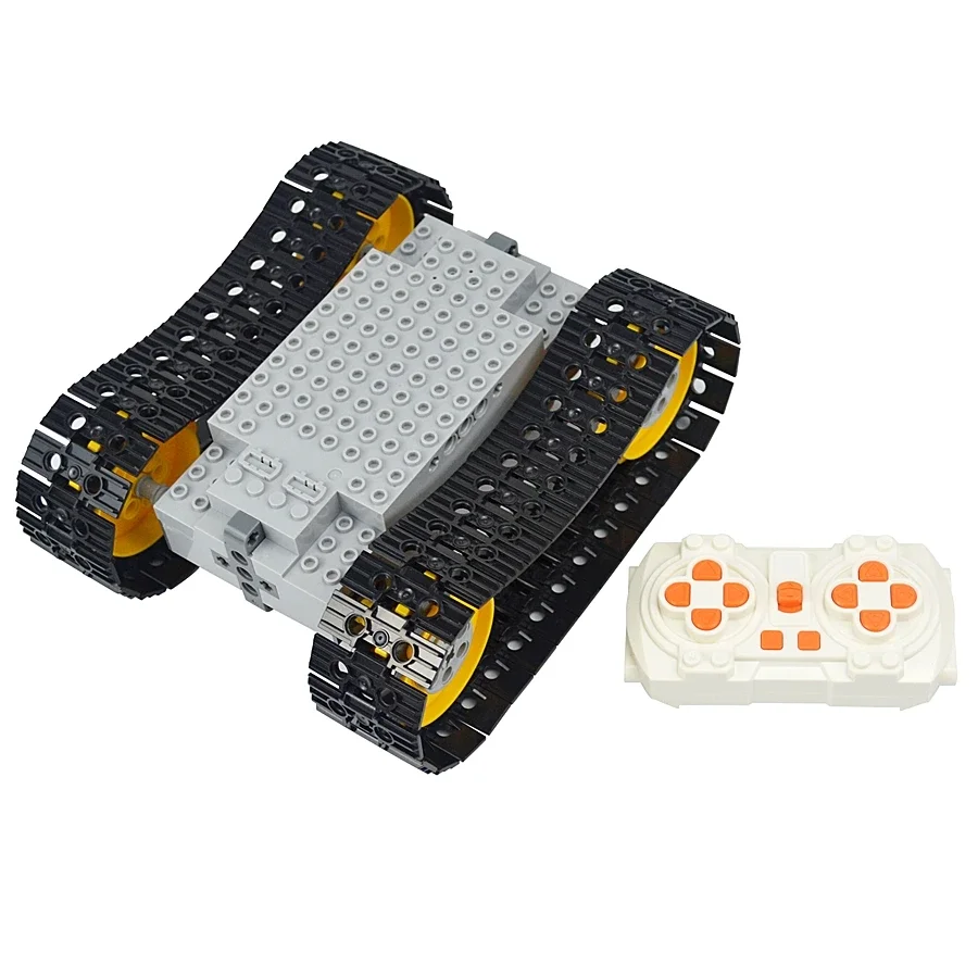 Enfant faisant fonctionner le tank RC MOC avec télécommande, blocs de construction militaire pour enfants, jeu interactif.