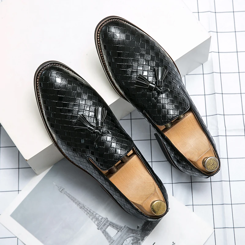 

New Moccasins 2024 Leather Fashion Men Casual Shoes Loafers Luxury Brand Mens Driving Shoes Tassel Pointed Fashion Zapatillas