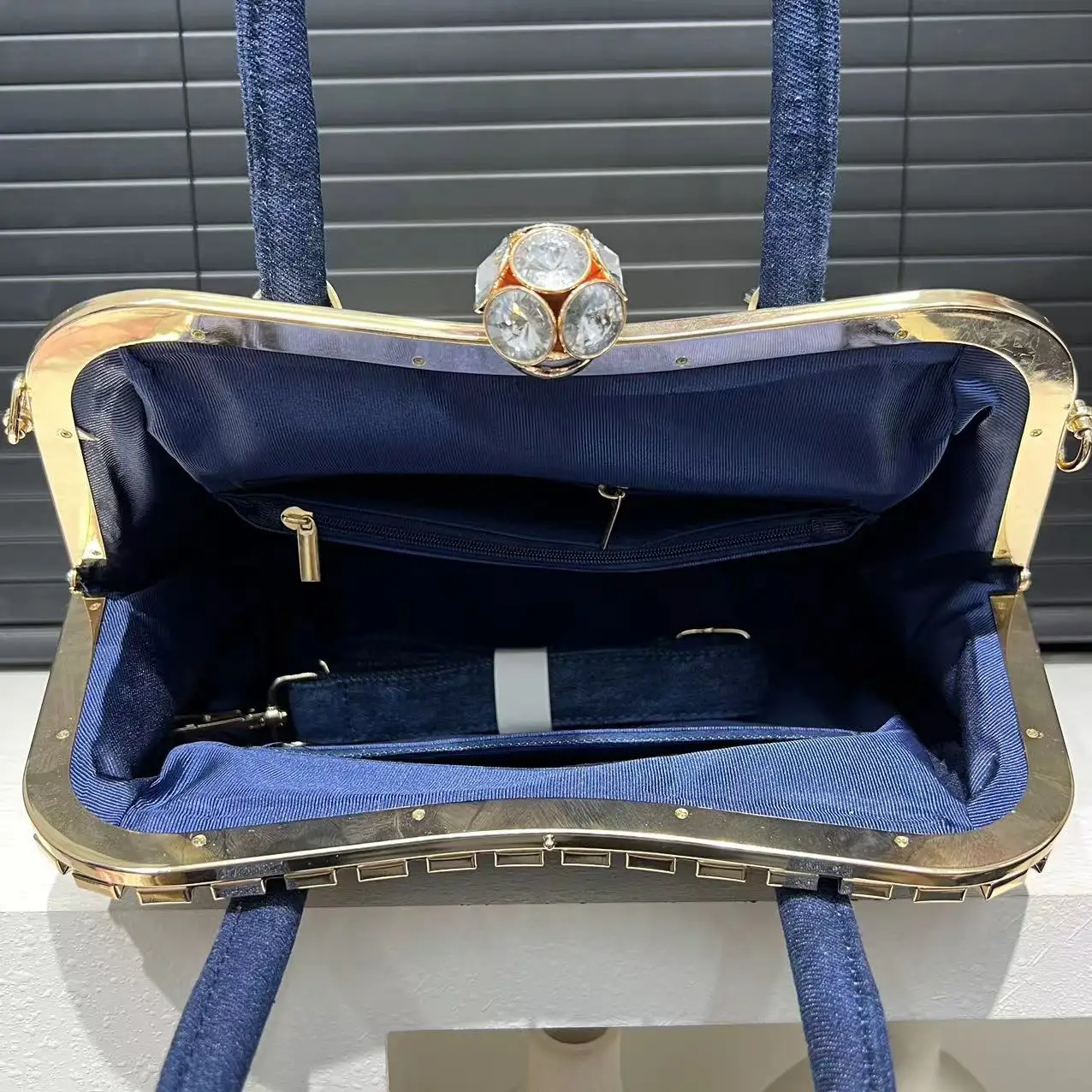 حقيبة كتف نسائية من الدنيم بتصميم متقاطع، تتميز بأ...