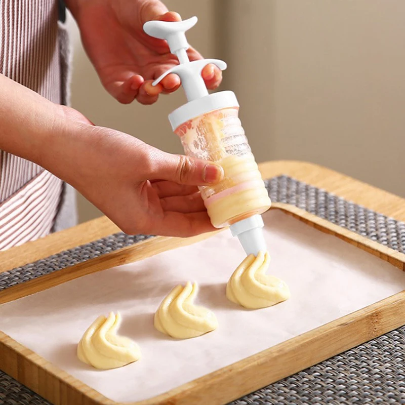 Cake Decorating Tip Set Cake Icing Nozzles Baking Nozzle Set Cake Decorating Nozzle Set 8pcs Pipe Nozzles with Syringe Injector Plastic Cream Baking Nozzle Dispenser Icing Pastry Cream Tips Pastry Tube Cookie Tools