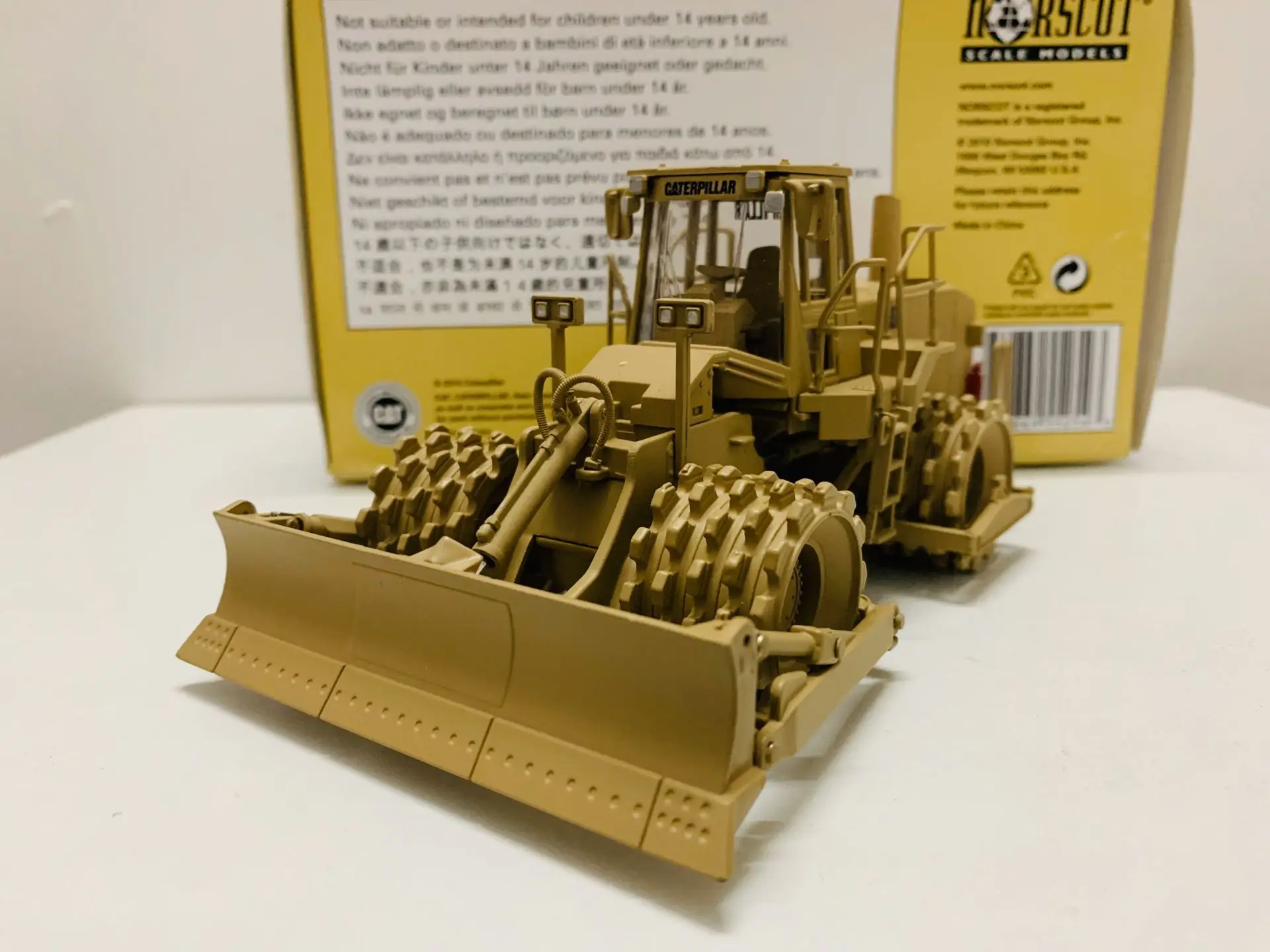 CAT 815F Soil Compactor 1:50スケール　＆988２点 Cat 815F Soil Compactors | Caterpillar
