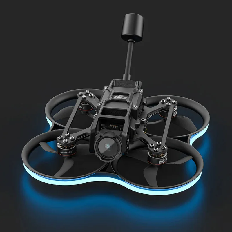 Drone FPV CineLog 35 Cinewhoop en vol, parfait pour course et cinéma, avec hélices protégées.