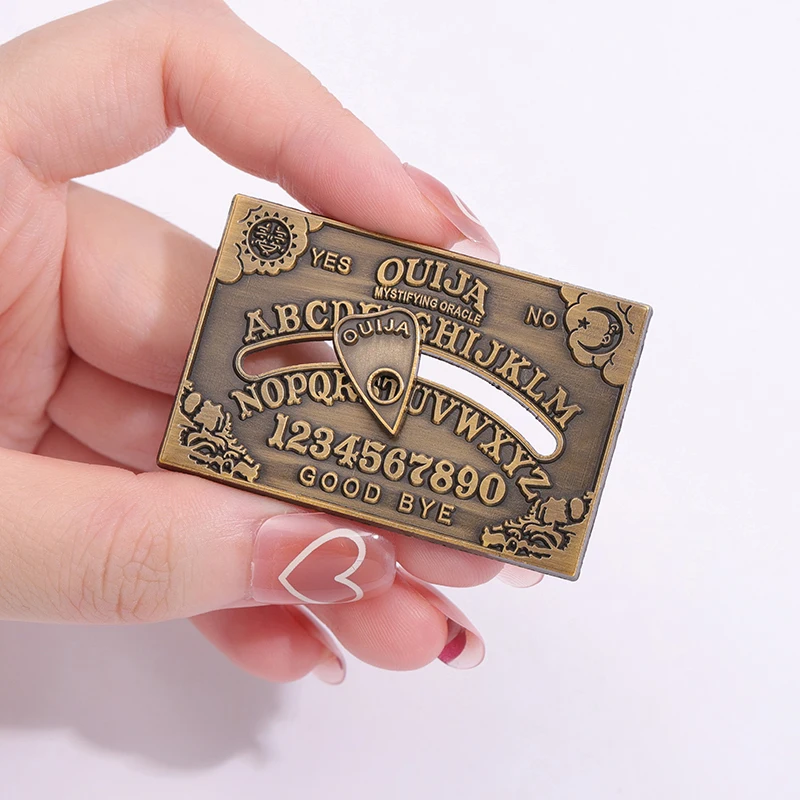 Ouija Board Emaille Pin Wahrsagerei Hexe Magie Punk Schmuck Revers Rucksack Hemd Legierung Abzeichen Brosche Individuelles Zubehör Großhandel – Detail 5
