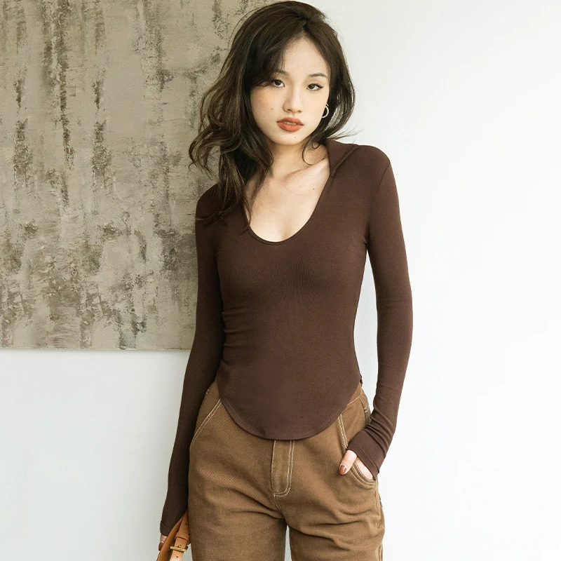 

Women Spread Collar U Neck Long Sleeved T-shirt With Curve Hem