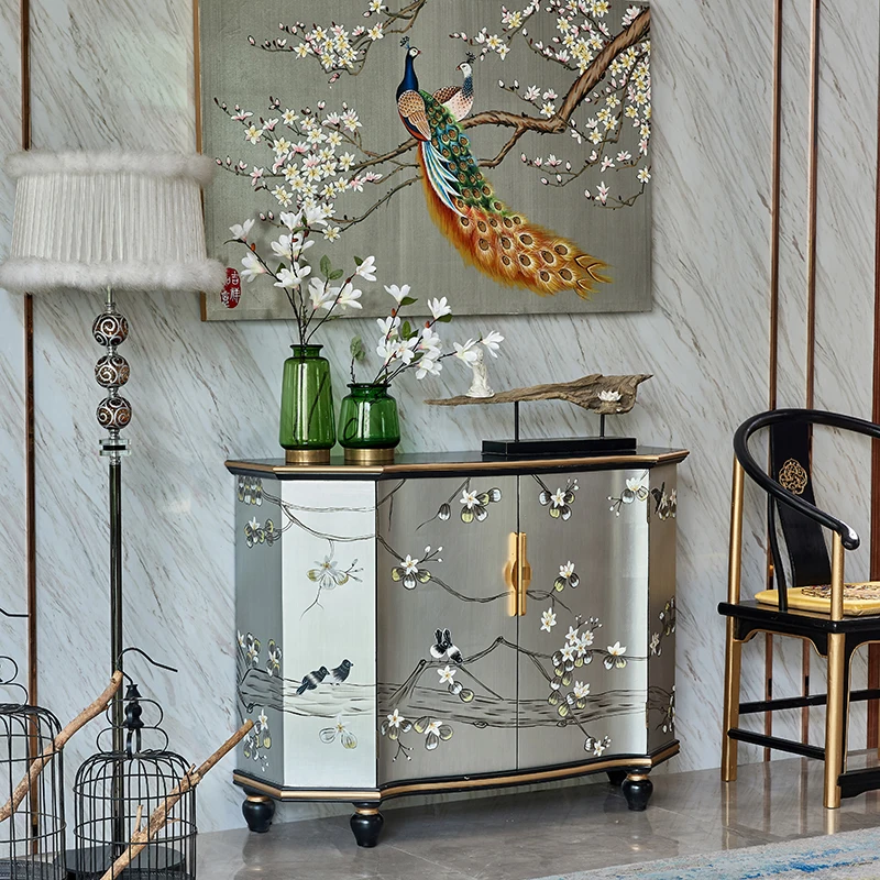 

Шкаф-сервант из серебристой фольги с языком птицы