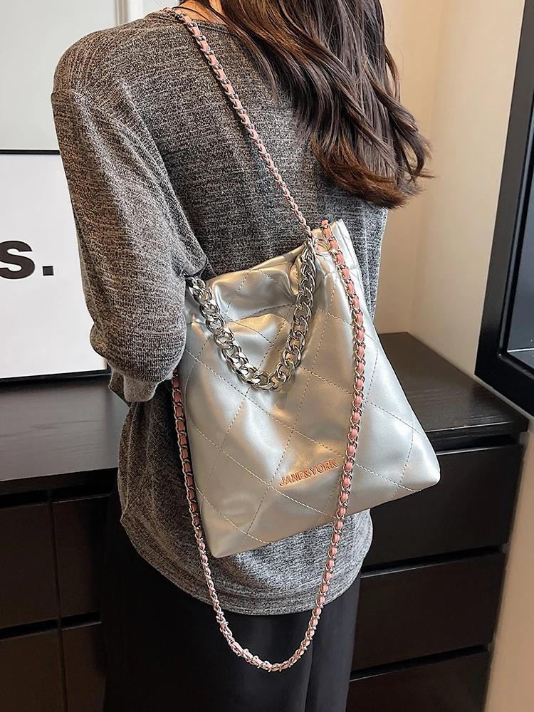 

Lattice Chain Underarm Bag Large Capacity 2023 Summer Niche High-sense Explosions Shoulder Slung Bucket Bag Luxury Solid PU Bag