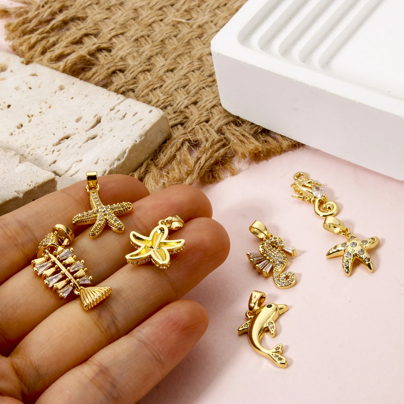 2 Stück Messing Ozean Charms vergoldet Delphin Seestern Fisch Seepferdchen Anhänger für DIY Halskette Armband Herstellung von Schmuck