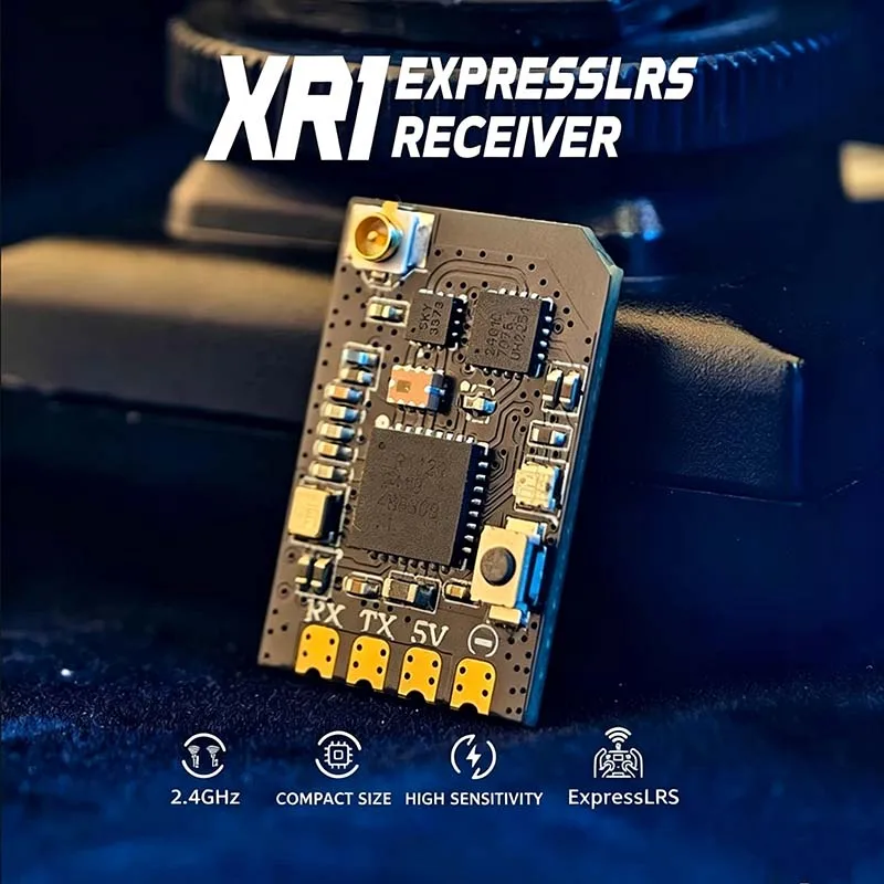 Récepteur RadioMaster XR1 Nano ExpressLRS 2,4 GHz pour drone FPV, détail des broches et du port de liaison.