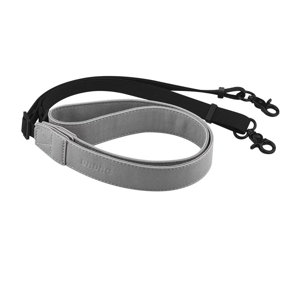 Utilisation de la lanière de cou pour télécommande DJI, offrant confort et sécurité pendant le pilotage d'un Mavic 3.