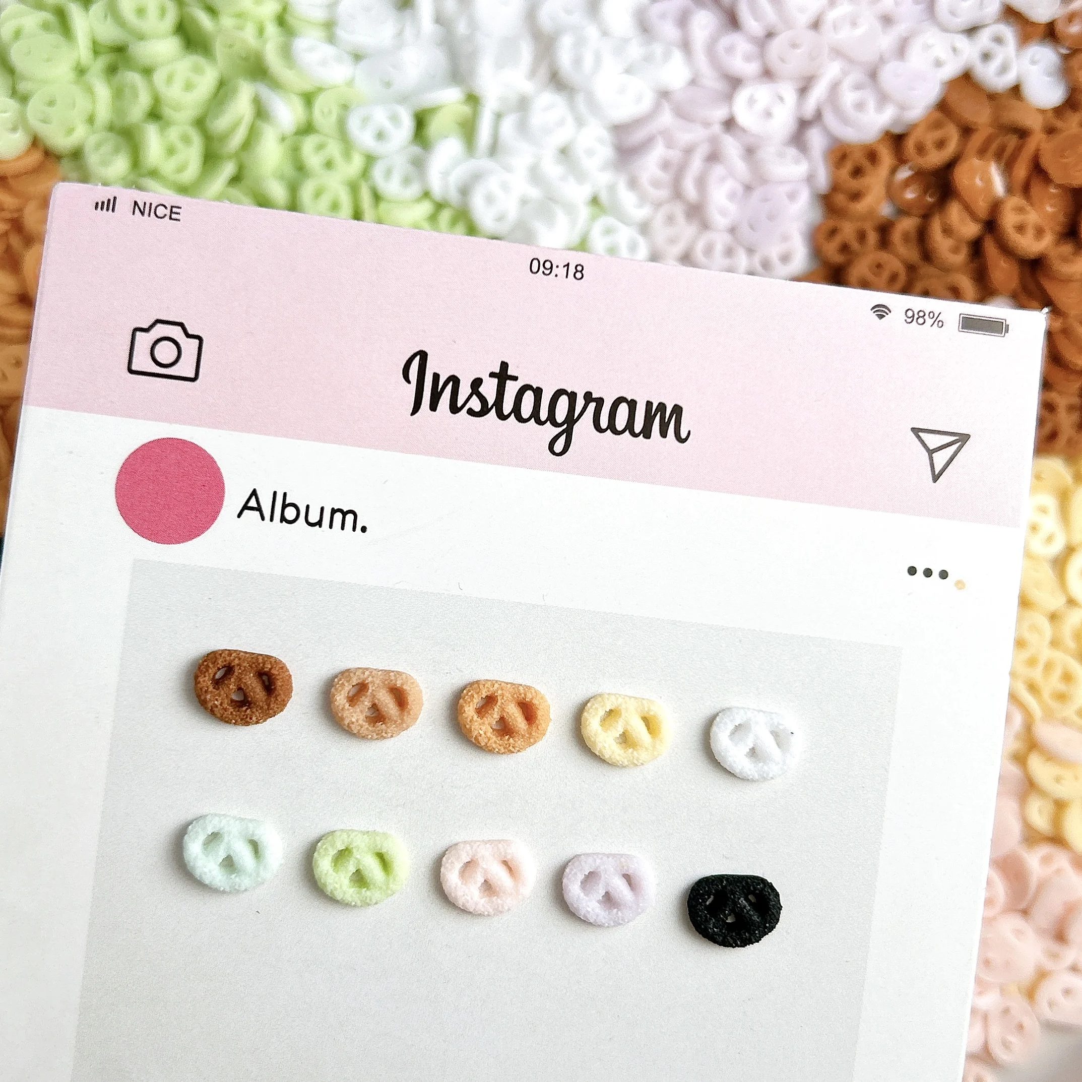 30PCS 시뮬레이션 된 귀여운 미니 주름진 쿠키 네일 매력 3D 수지 Kawaii 빛나는 비스킷 네일 아트 부품 매니큐어 DIY 용품