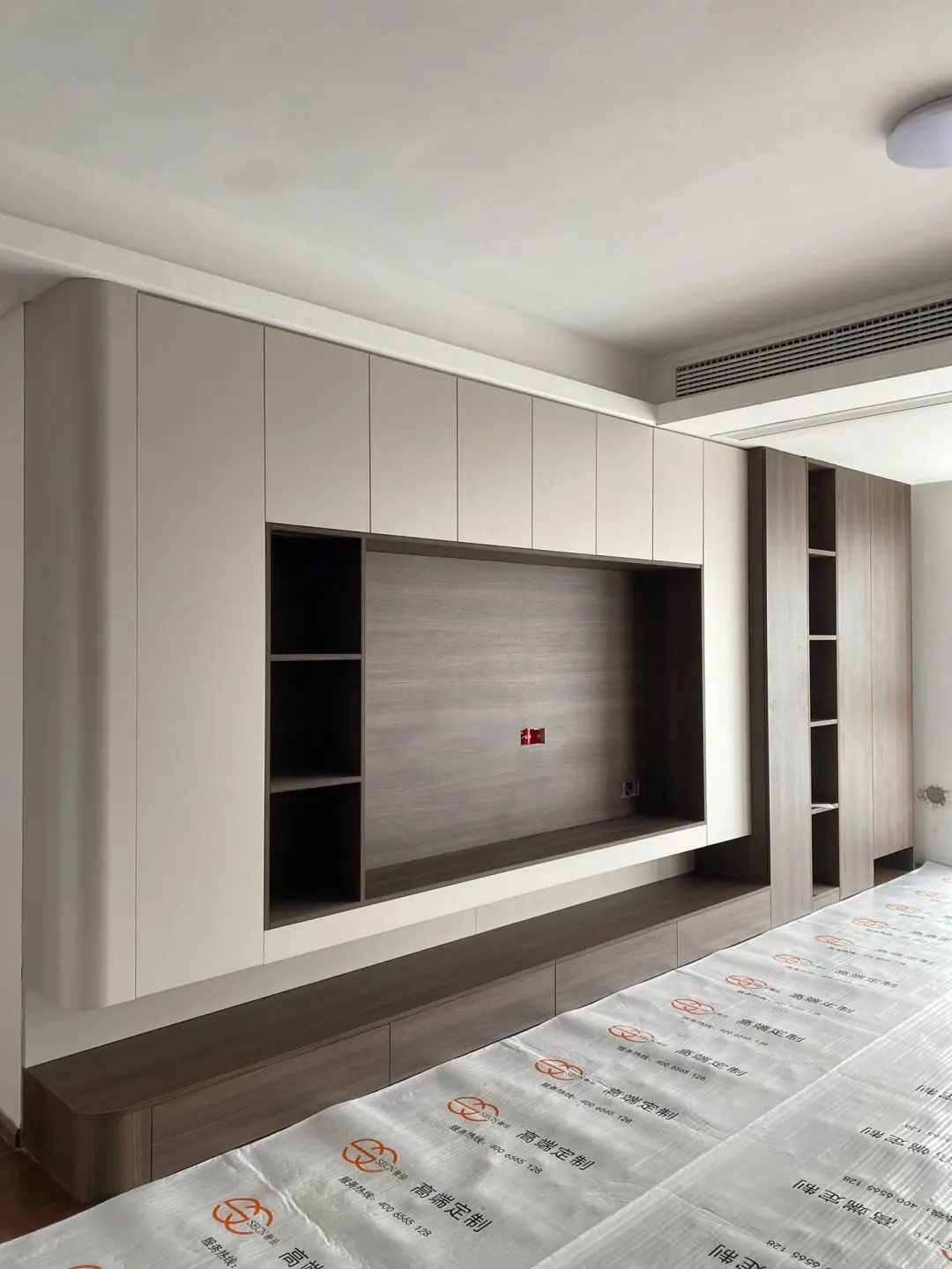 European Modern Luxury TV Cabinet For Home Wall-Mounted MDF With Glass Wooden Living Room Storage TV Stand For Bedroom