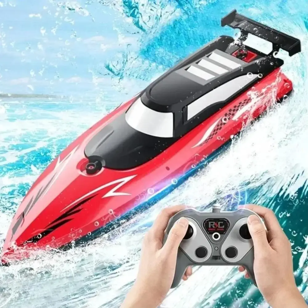 Enfant utilisant la télécommande pour diriger le bateau RC imperméable sur un lac, avec des éclaboussures autour