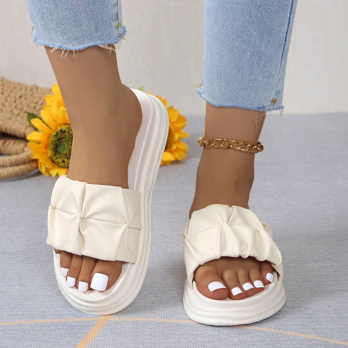 New Thick Sole Beach Shoes for Women's Summer Outwear, Anti slip Versatile Folded Soft Sole Casual Fashion Sandals and Slippers