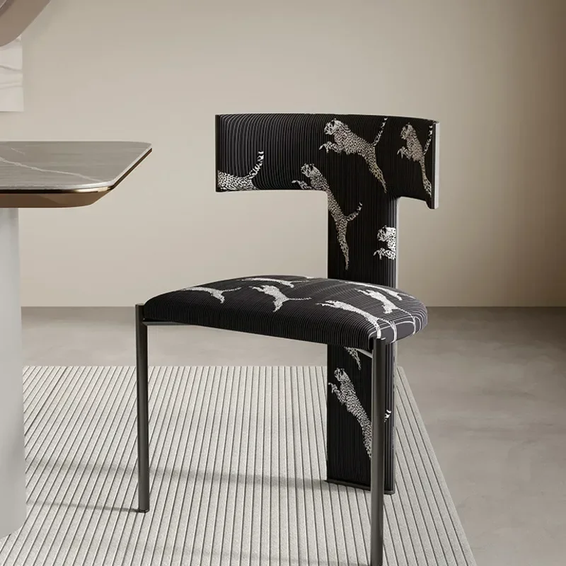 كراسي طعام من أزهار البرقوق في العصور الوسطى ، كرس...