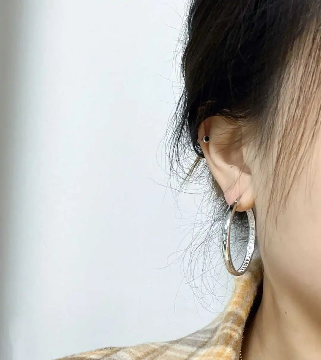 

S925 Sterling Silver Letter Saturn Earrings Exude A Sophisticated Design Sense
