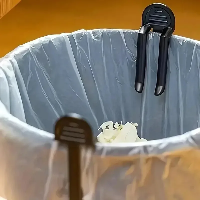 Plastic Vuilnisbakken in De Keukenkast Plastic En Metalen Blikjes in De Vuilnisbak in De Keuken