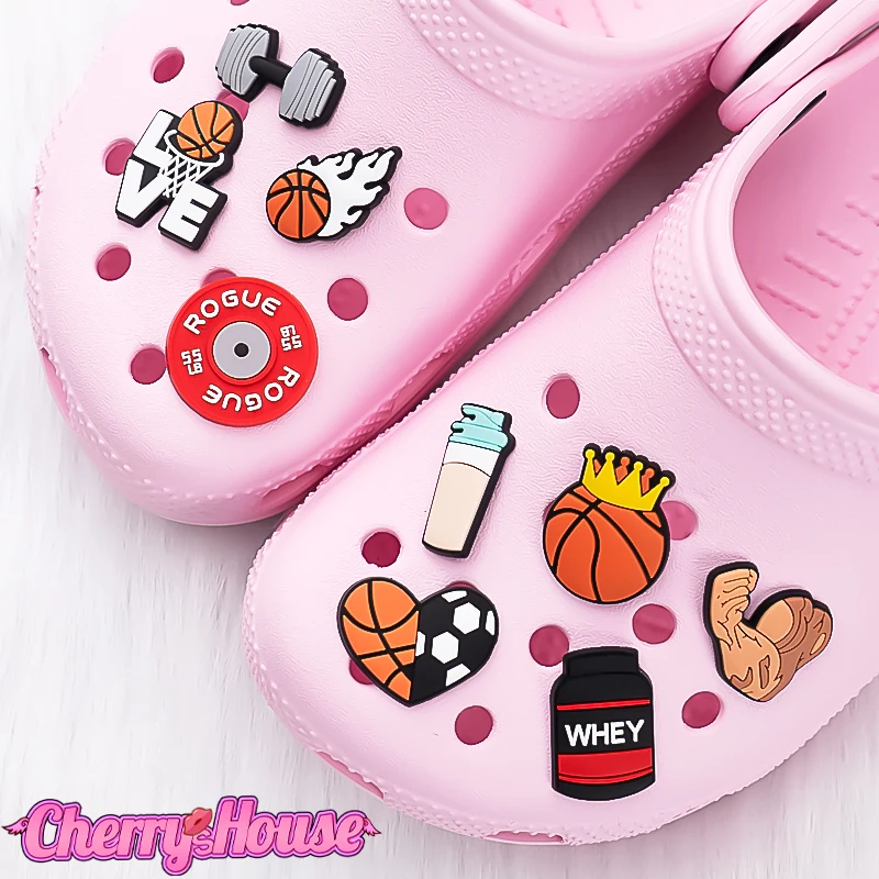 1 stücke Sports chuh Charms Basketballs chuh Charms Fitness Muskel Hanteln Sandalen Dekorationen Molke Pins Männer Junge Clog Schnallen Geschenke