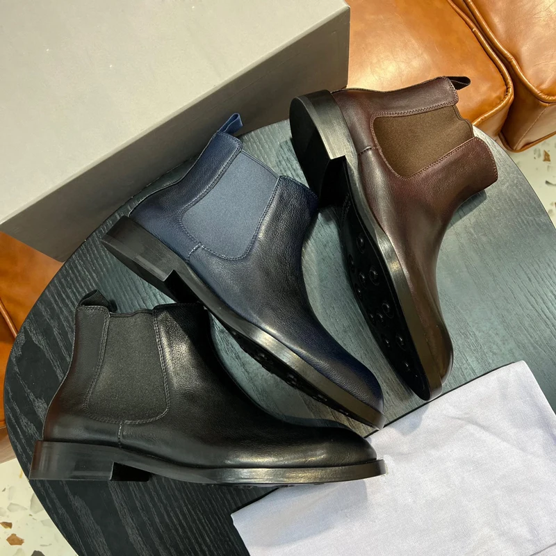 

Abbreviated as BC Autumn/Winter New Men's Boot, it is a modern and casual iconic Chelsea short boot.