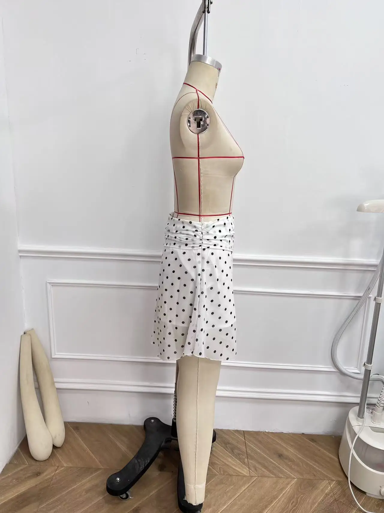 Women's polka dot midi skirt, Y2K style, asymmetrical hem, perfect for street style, 2026 Spring/Summer new arrival. 5