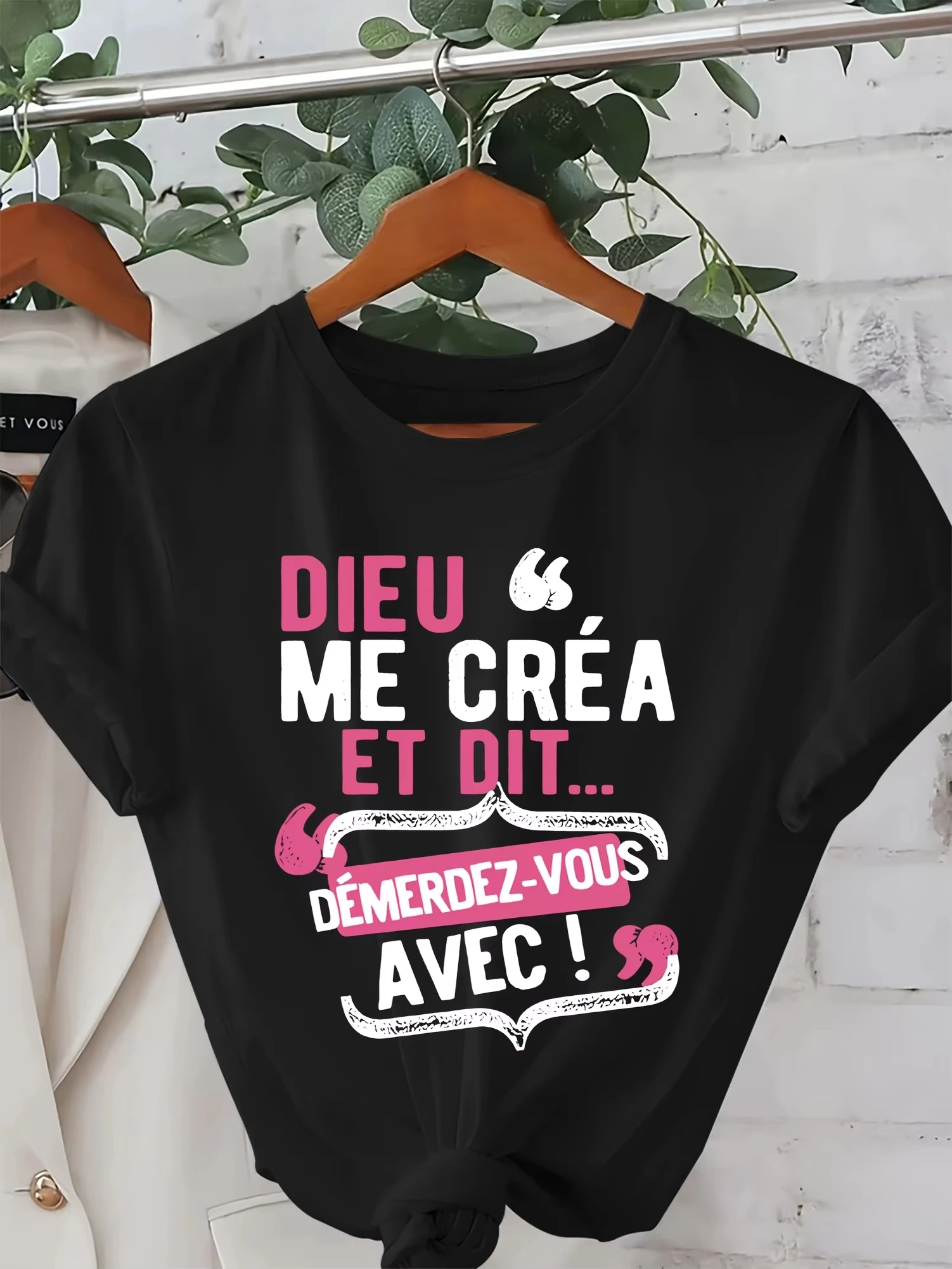 Lässiges Rundhals-T-Shirt mit französischem Zitat „Dieu Me C'est Mon Saint“ – Verspieltes Buchstaben-Print-Kurzarm-Oberteil für den Frühling – Detail 2