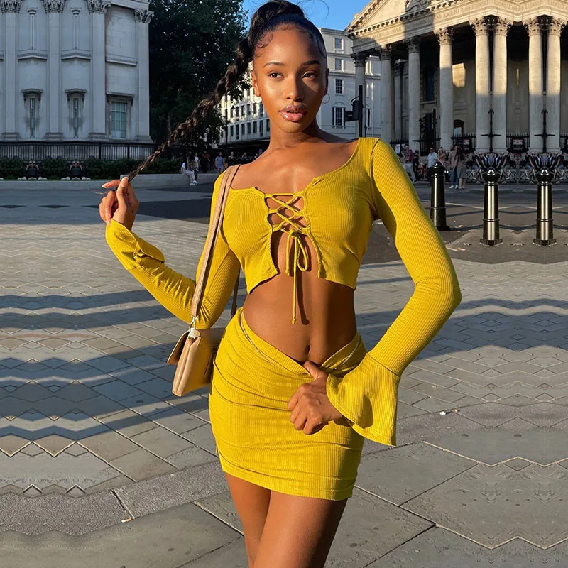 

Женский трикотажный комплект из 2 предметов, облегающий топ с расклешенным рукавом и мини-юбка