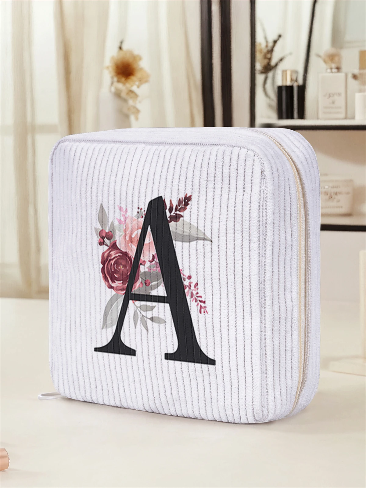 Letter pattern printed sanitary napkin storage bag, women's lightweight tissue bag, sanitary tissue bag