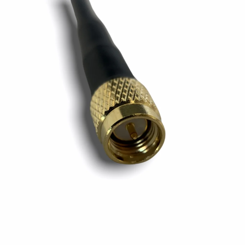 Antenne True-MoX 2.4 5.9dBi en main, illustrant sa taille réduite pour une utilisation aérienne.
