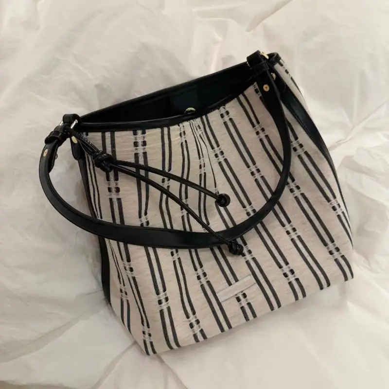 Black Stripe Tote Bag Women Large Capacity Versatile For Shopping Shoulder Bag Ladies Casual Lightweight Commuting Handbag 2025