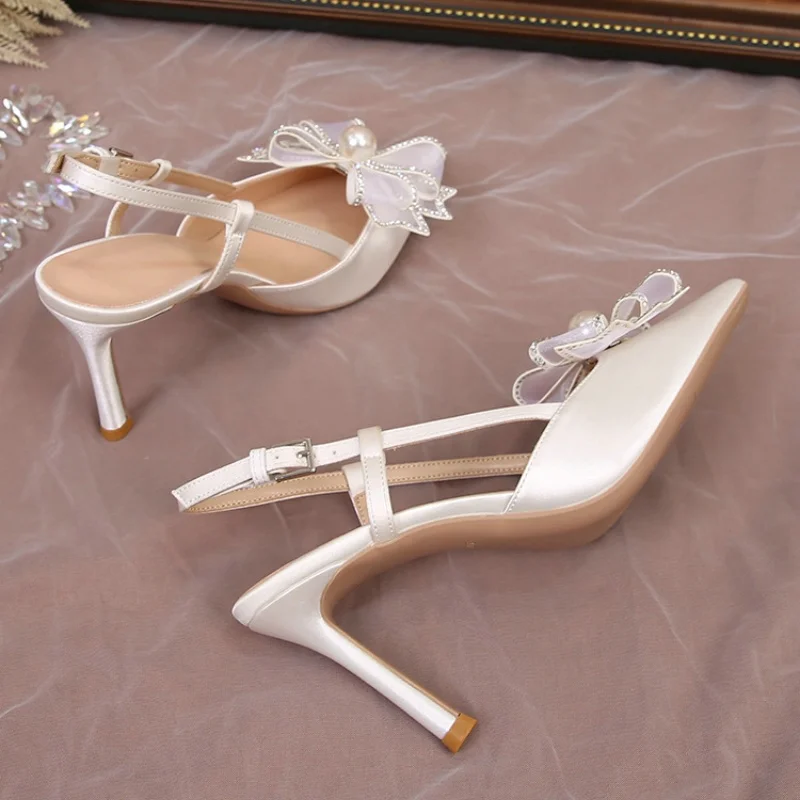 Elegant White Pearl Lace Flower Flat Wedding Shoes 2024 Ankle Strap Pointed Toe Wedding Sandals