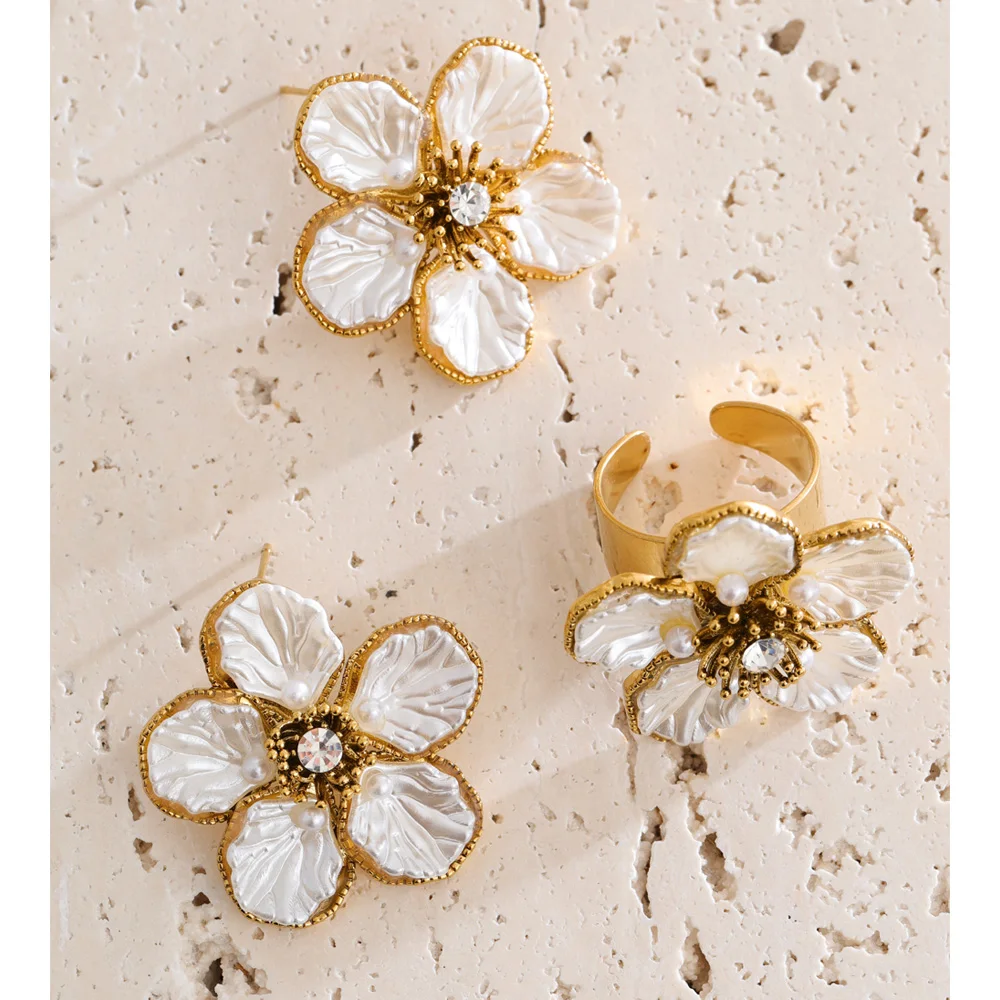 Yhpup Retro Stud Earrings Ring Set