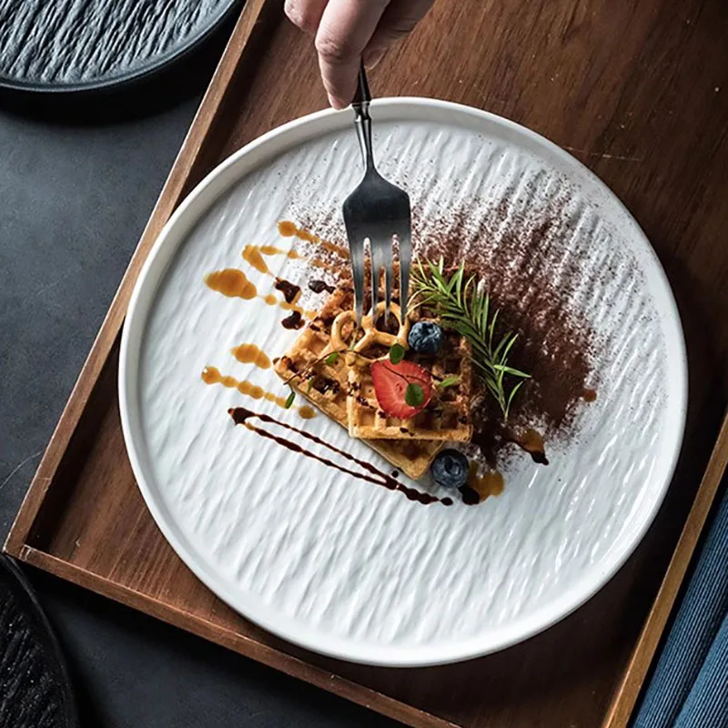 プレート ウエスタンステーキフラットプレート ブラック ホワイト セラミックディナープレート ホームフルーツサラダ 朝食 デザート皿 ディナープレート  黒と白のフロストホワイトプレート家庭用クリエイティブセラミックフラットプレートステーキプレート西洋料理 ... ブラック＆ホワイトストライプセラミックディナーステーキプレート、磁器パスタサラダスナック皿ウェディングギフトラウンドキッチンテーブル