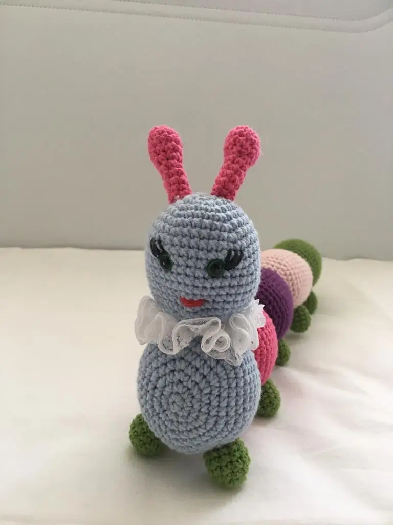 Органическая игрушечная гусеница Amigurumi | Игрушки и хобби