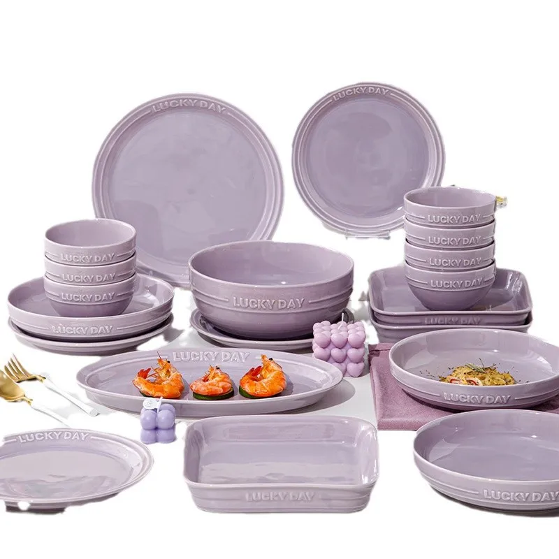 طقم أطباق باللون الأرجواني