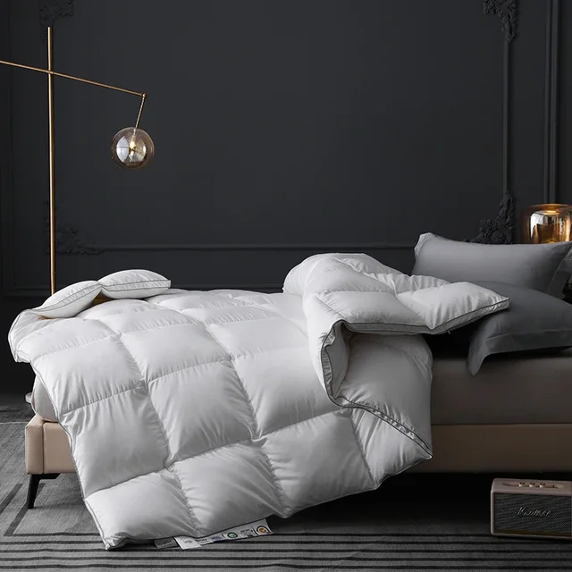 couette blanche authentique en duvet d'oie hypoallergénique - pur rembourrage en duvet de 95%, respirant et sommeil ininterrompue, taille Queen 1