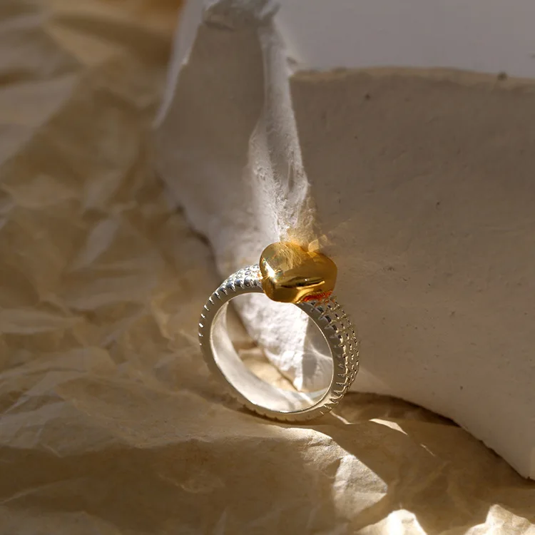 고전과 트렌드가 만나는 Brass 2 Tone Heart Solid Rings