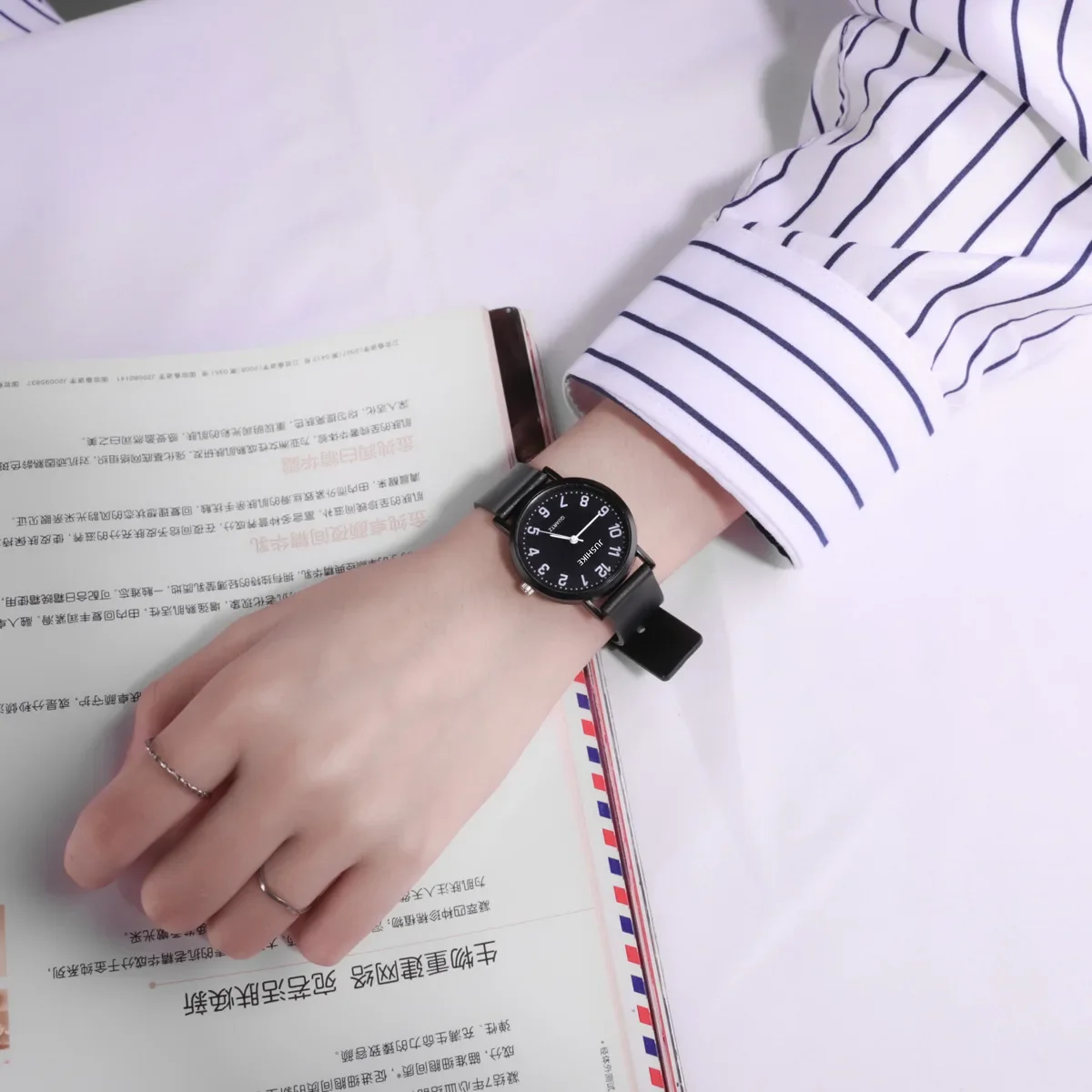 YIKAZE Women Watches Simple Quartz Watch Silicone Strap Wristwatch Minimalist Design Roud Girl Ladies Student Women's Watch Gift