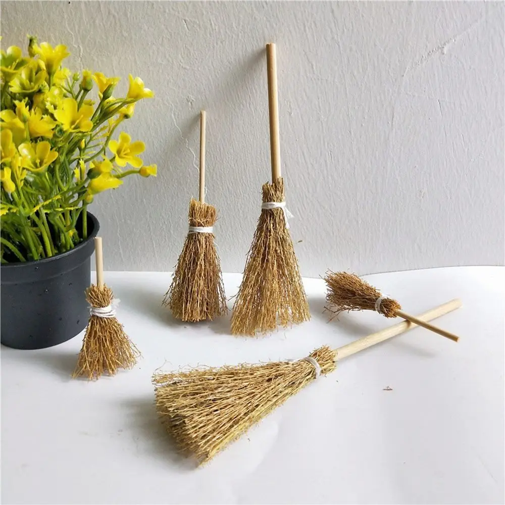 5pcs/Bag Hand Tying Scene Mini Broom Witch Tool Ornaments Witch Straw Brooms Kitchen Garden 1:12 Dollhouse Decor Halloween
