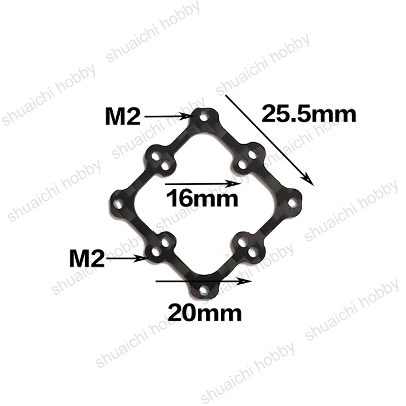 Deux plaques adaptatrices en fibre carbone empilées, illustrant la réduction de taille pour contrôleur de vol drone FPV.