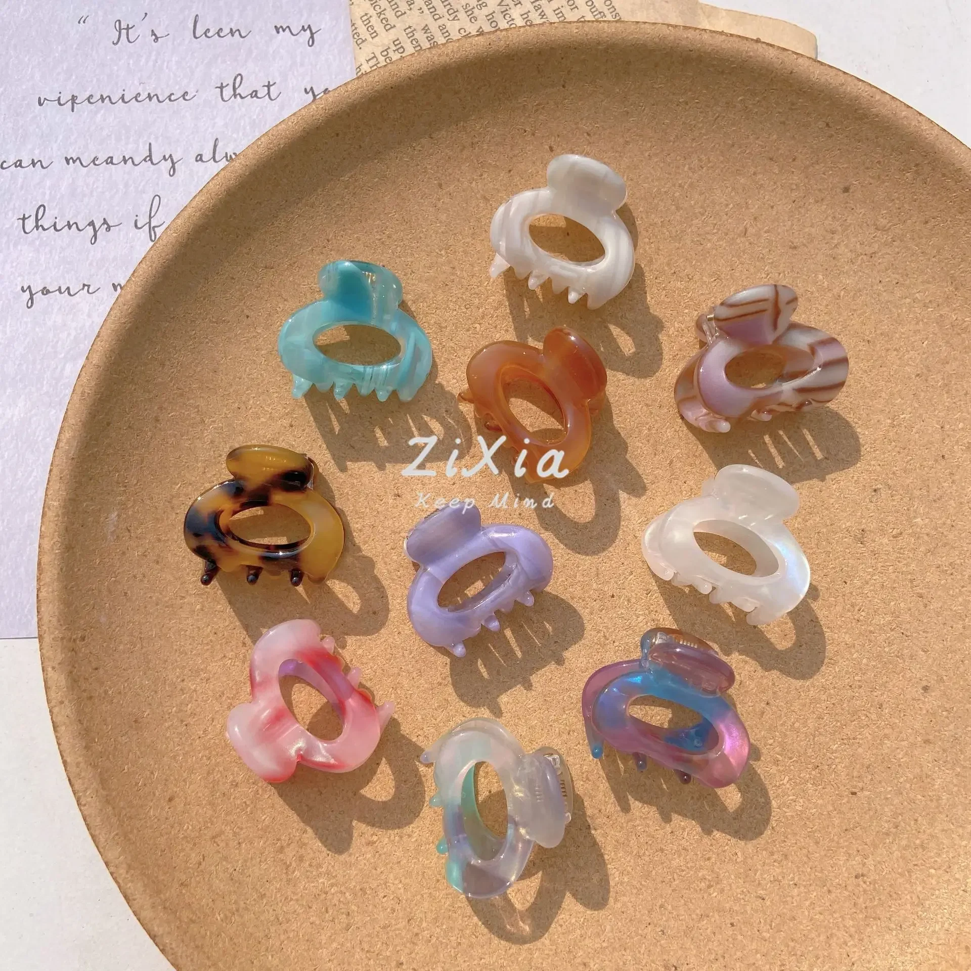 

2Pcs Women's Hair Clip Girl's Hair Claw Unique Crab Temperament Girl Cute Claw Clip Fashion Hair Accessories