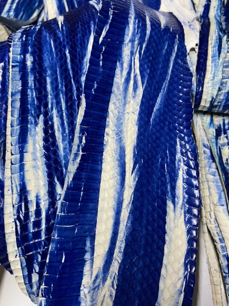 전체적으로 파란색과 흰색이 점차적으로 색이 바뀌는 뱀피, 두께 약 0.2mm 신발 가방 수제 가죽 제품