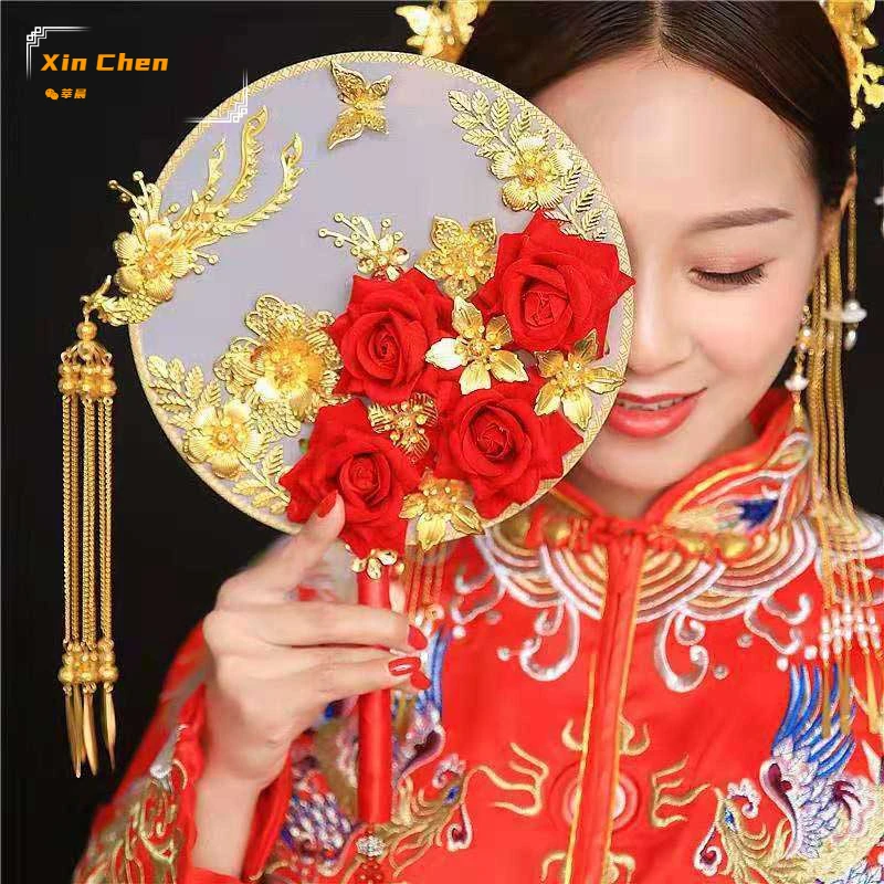 

Vintage Chinese Wedding Decorative Fans For Bride Gold Red Bridesmaid Handheld Hand Fan Dragon Phoenix Flower Palace Clothes Fan