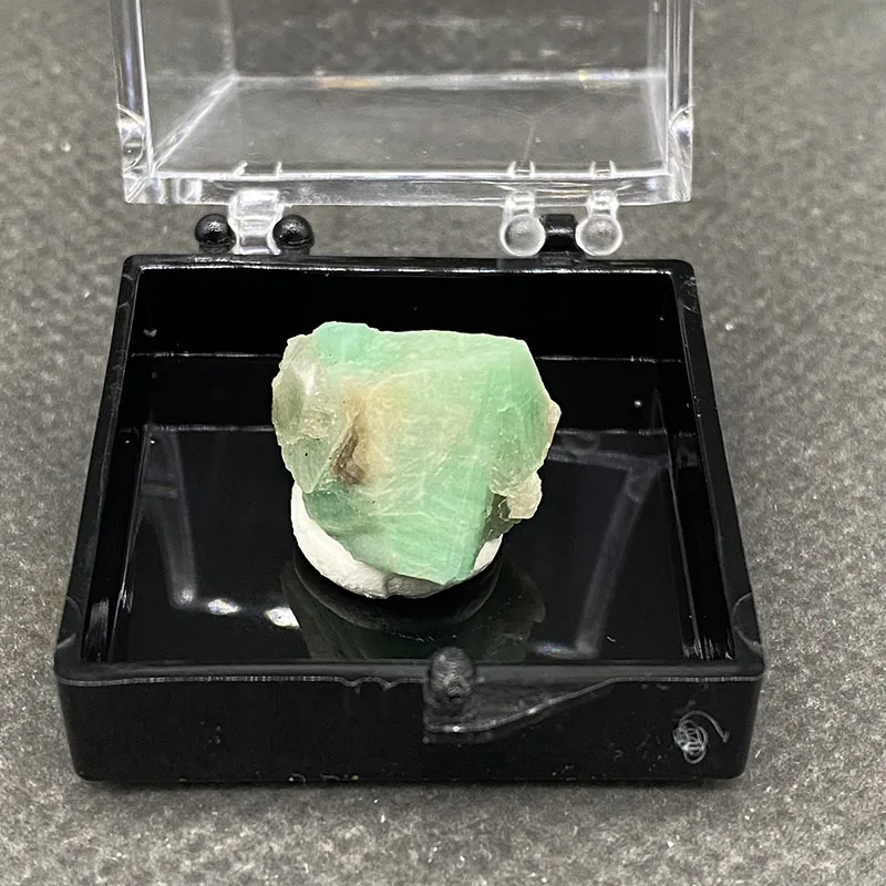 100%  Natural Emerald Mineral Specimens Stones and Crystals Healing Crystal   +Box size:35*35*35 mm