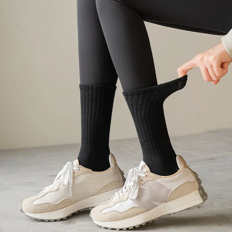 Autumn and Winter Wool Circle Men's and Women's Mid-tube Socks Sports Cotton Socks with Thick Towel Bottom Solid Color Socks