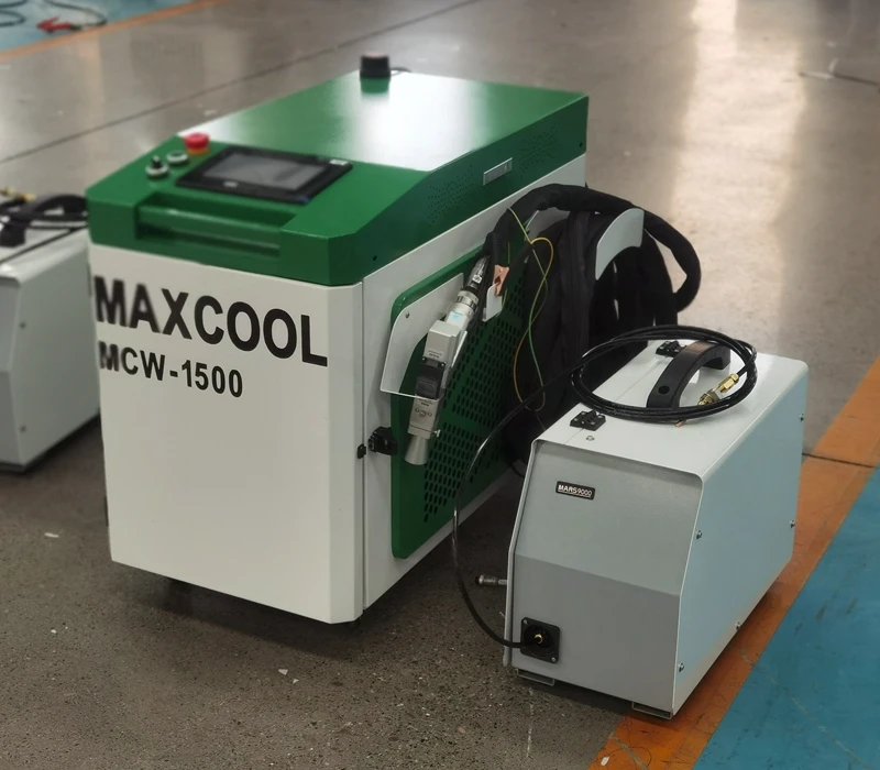 

Handheld Fiber Laser Welder Laser Welding Machine 1000w 1500w 2000w CS SS Aluminum 3 in 1 Laser Cleaner Cutter Welder