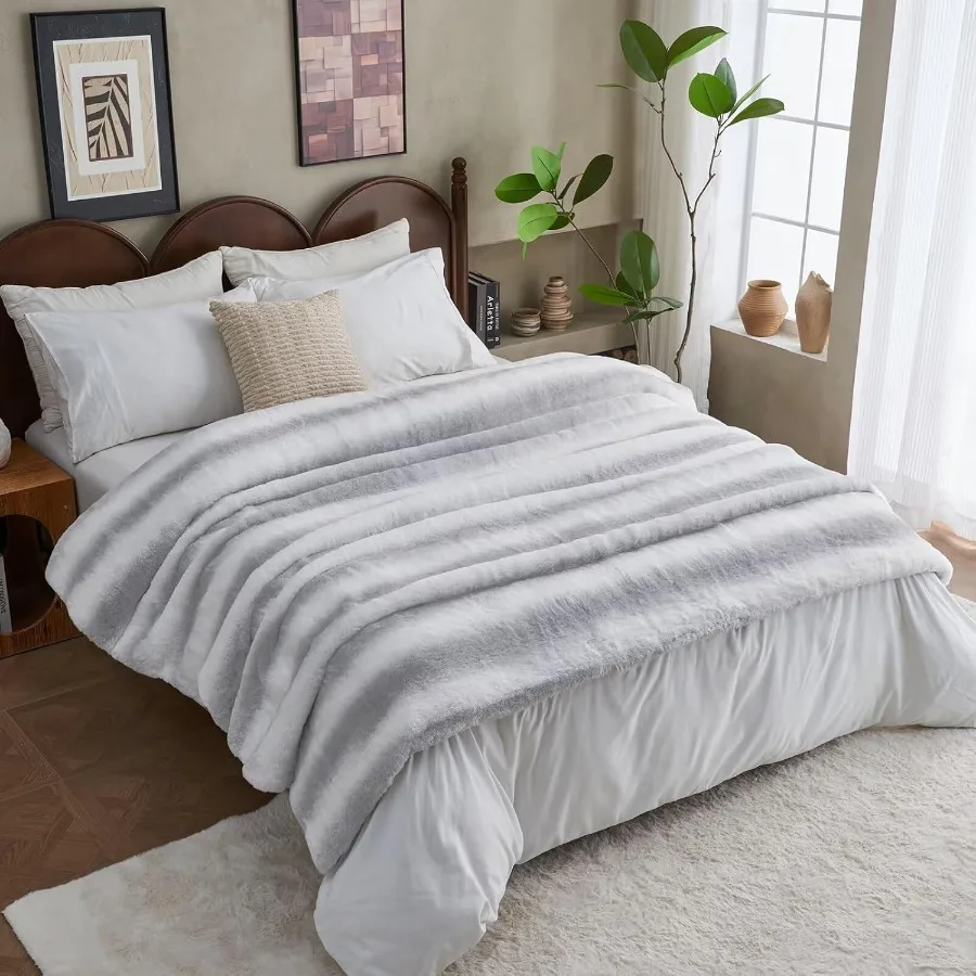 Luxury Faux Fur Blanket for Cozy Comfort: Soft Warm Plush Throws for Couch Sofa Bed Ideal for Bedroom Office Living Room Decora