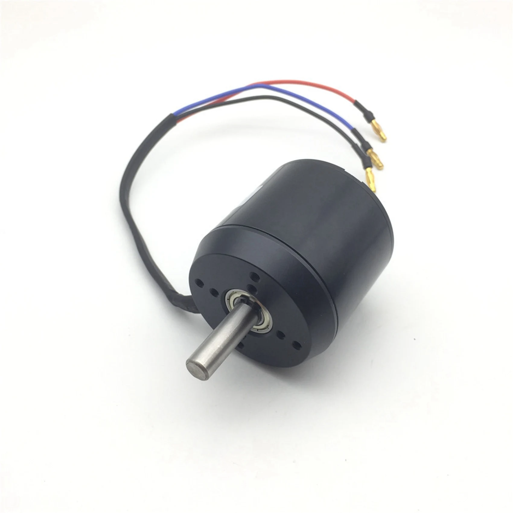 Vue rapprochée d'un moteur sans balais 6374 170KV 2800W pour trottinette électrique, avec câbles et connecteurs.