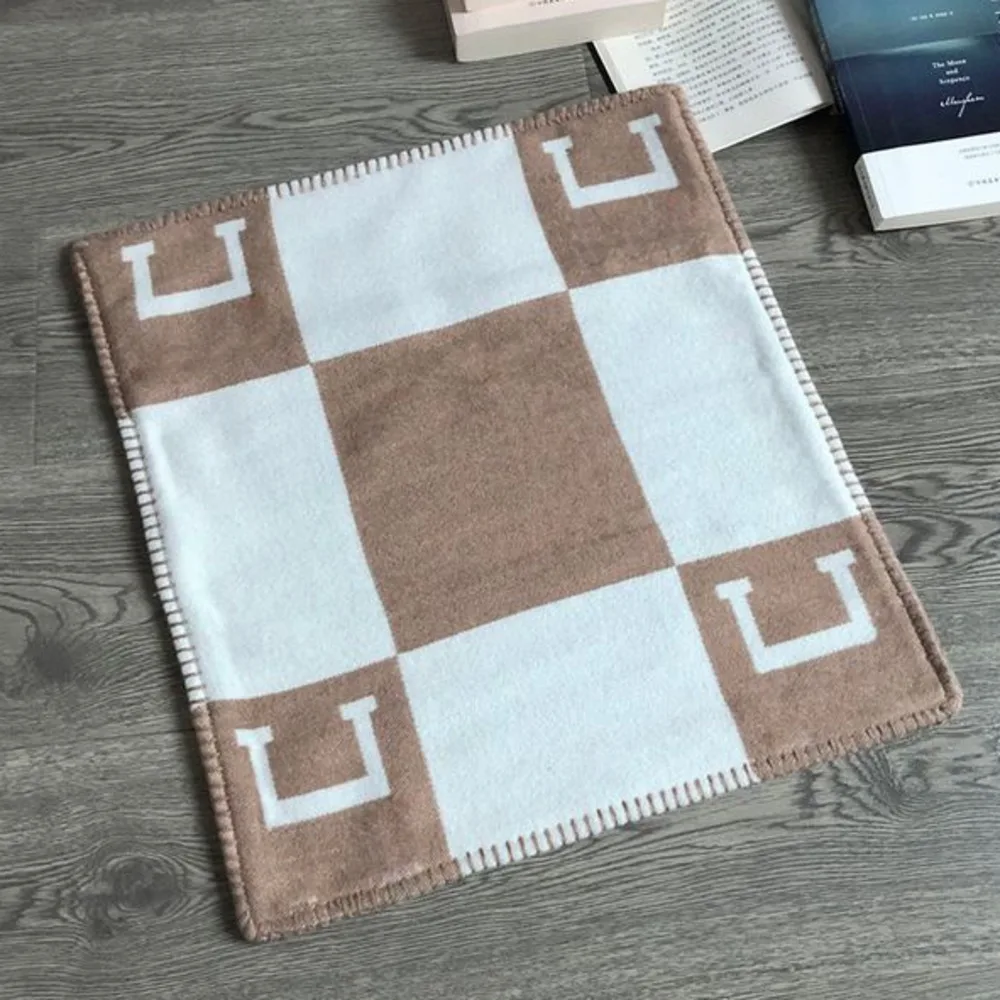 

2 шт., декоративные подушки с буквами