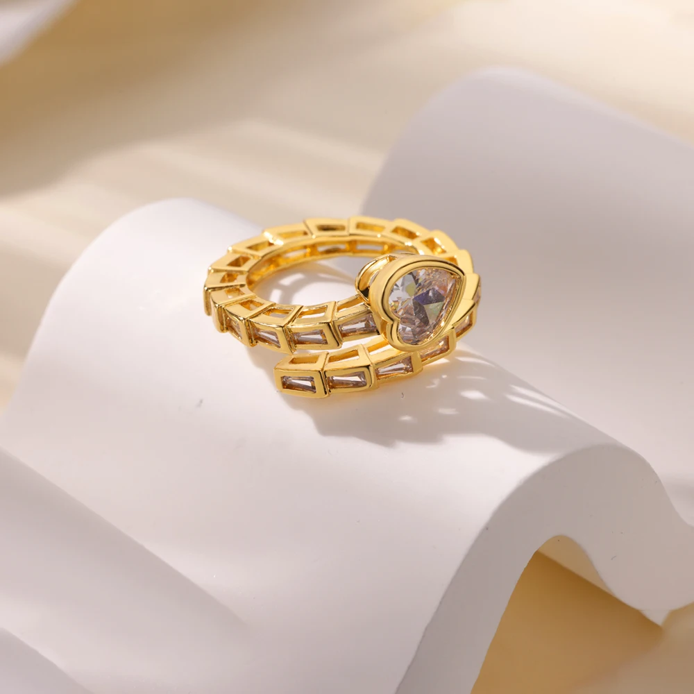 Anello statement elegante con cuore in zircone e serpente_voghion.com